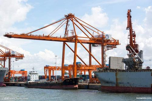 上海廢舊碼頭吊回收價格南通廢舊岸橋集裝箱起重機回收拆除